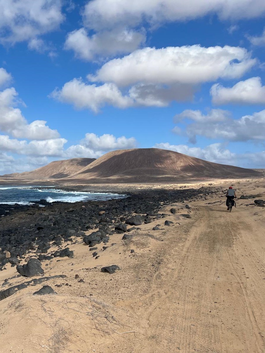 Cycliste sur une route de Fuerteventura