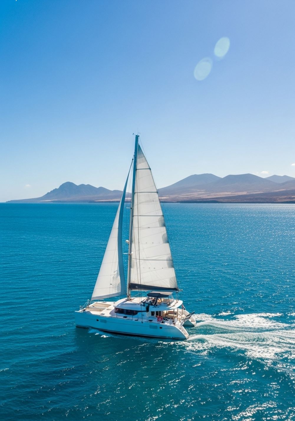 Bateau naviguant le long des côtes canariennes