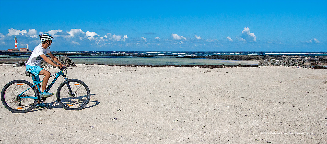 En vélo à Caleta del Marrajo, sur l'ile de Fuerteventura.